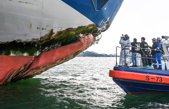 해경 합동감식반이 지난달 20일 오후 전남 목포시 삼학부두에 정박한 좌초 사고 여객선 퀸제누비아2호를 육안 조사하고 있다. 뉴시스