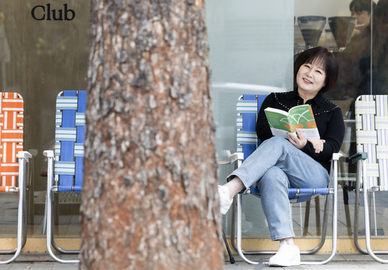 "'왜 저래' 말고 '왜 그럴까'로 대화를 시작해 볼까요?" 이금희 작가가 에세이 『공감에 관하여』 닫는 글에 적은 문장이다. 그는 "이 책이 징검다리가 되어 서로가 서로에게 건너갈 수 있다면 좋겠다"고 했다. 권혁재 사진전문기자