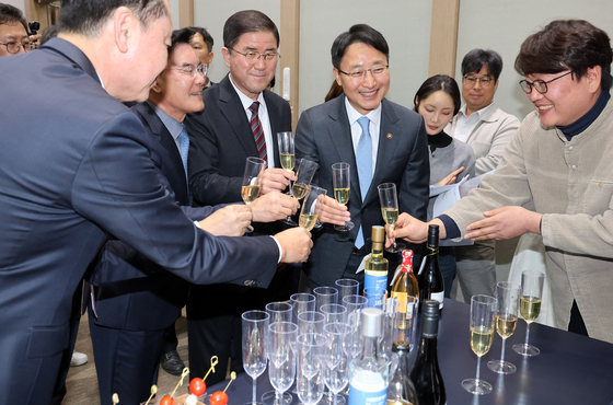 임광현 국세청장이 2일 정부세종컨벤션센터에서 열린 '2025 K-SUUL(술) 어워드'에서 12개 선정 주류에 시상한 뒤 참석자들과 함께 시음하고 있다. 연합뉴스