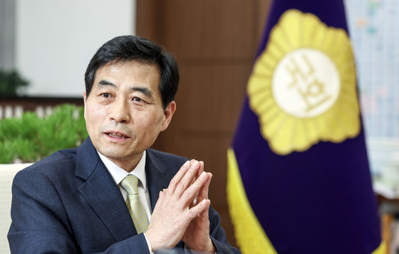 김민기 국회 사무총장이 25일 오후 국회에서 12.3 계엄 1주년을 앞두고 중앙일보와 인터뷰하는 모습. 김성룡 기자.