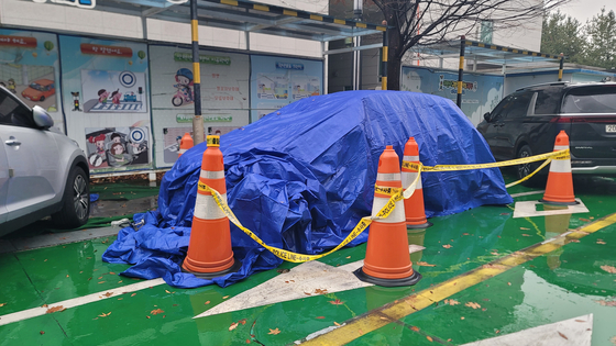 충북 청주 50대 여성 실종자 A씨의 SUV차량이 지난달 27일 충북 청주시 충북경찰청에 주차돼 있다.   이 차량은 전날 충주호에서 인양됐다. A씨는 지난달 14일 오후 6시 10분께 청주시 옥산면의 한 회사에서 자신의 SUV를 몰고 퇴근하는 모습이 인근 폐쇄회로(CC)TV에 찍힌 것을 끝으로 실종됐다. 뉴스1