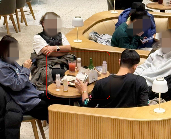 최근 스타벅스 카페에서 치킨과 소주를 먹는 중국인들이 포착됐다. 인스타그램 캡처