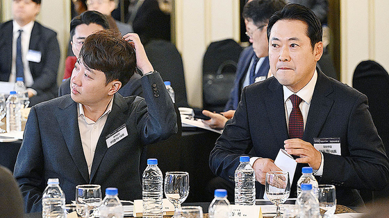 10월 23일 서울 영등포구 CCMM빌딩에서 열린 2025 국민미래포럼 '선도국가로의 퀀텀점프 : 과학기술이 여는 새로운 성장’에 참석한 국민의힘 장동혁 대표(오른쪽)와 이준석 개혁신당 대표. 뉴스1