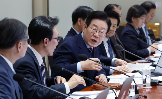 이재명 대통령이 2일 서울 용산 대통령실에서 열린 제52회 국무회의에서 참가자들과 토론하고 있다. [대통령실사진기자단]