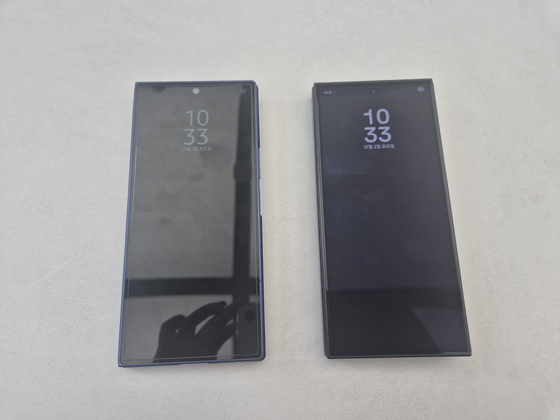 삼성전자가 2일 두 번 접는 스마트폰 '갤럭시 Z 트라이폴드(Galaxy Z TriFold)'를 공개했다. 왼쪽은 한 번 접는 갤럭시 Z 폴드7, 오른쪽은 두 번 접는 갤럭시 Z 트라이폴드로 접었을 때 화면은 동일하다. 이우림 기자
