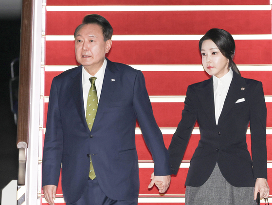 윤석열 대통령과 김건희 여사가 2024년 10월 11일 동남아 순방을 마친 뒤 귀국하고 있다. 비상계엄 단행 한달여 전의 모습이다. 연합뉴스