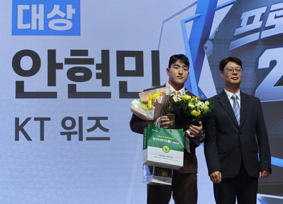 KT 안현민(왼쪽)이 2일 열린 2025 조아제약 프로야구 대상 시상식에서 대상을 받았다. 사진 일간스포츠