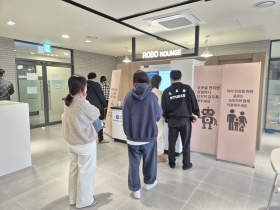 지난달 부산 호반써밋 아파트에서 입주민이 바리스타 로봇 앞에 줄 서 있다. 김민주 기자