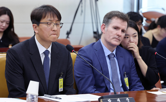 박대준 쿠팡 대표(왼쪽)가 2일 국회 과학기술정보방송통신위원회전체회의에서 열린 쿠팡 개인정보 유출 사태와 관련 현안질의에서 의원 질의에 굳은 표정을 짓고 있다. 오른쪽 둘째는 브랫 매티스 쿠팡 CISO. 임현동 기자