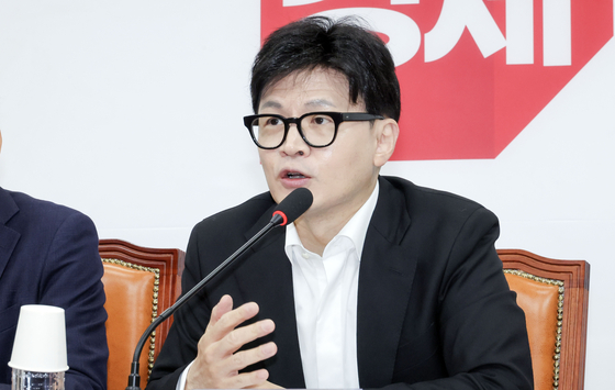 한동훈 국민의힘 대표가 2024년 12월 2일 최고위원회의에 참석해 발언하고 있다. 당시 그를 비롯한 친한계는 김건희 특검법에 대해 친윤계와 다른 시각을 보이고 있었다. 김성룡 기자