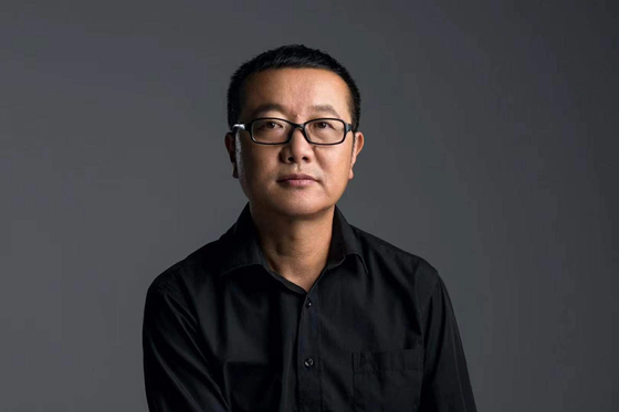 넷플릭스 시리즈 '삼체' 원작자이자, 2002년 쓴 단편소설 '중국 태양'으로 지난 10월 30일 한·중·일 SF 앤솔러지 '멋진 실리콘 세계'에 참여한 류츠신(62) 작가. 사진 문학동네