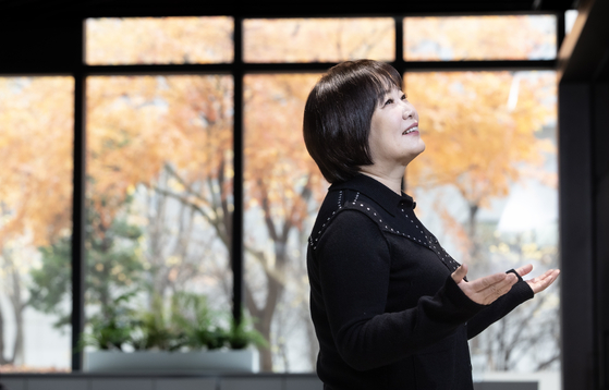 책을 너무나도 사랑한다는 그는 "공감의 중요성을 다루는 또 다른 책을 추천해 달라"는 기자의 말에 김승섭 작가의 『타인의 고통에 응답하는 공부』를 꼽았다. 감정의 영역으로만 느껴지는 공감을 과학적이고 정책적인 면으로 분석했다는 이유에서다. 권혁재 사진전문기자