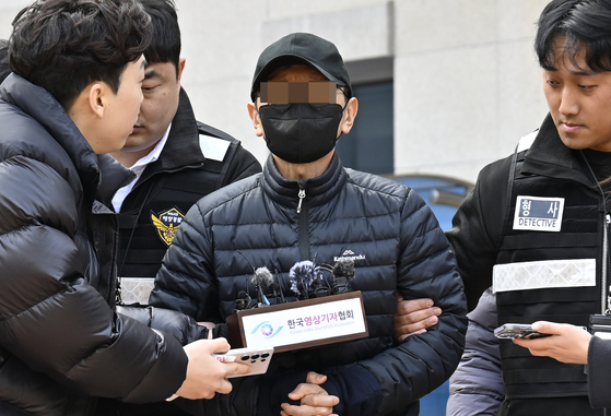 전남 신안군 해상에서 대형 여객선 퀸제누비아2호를 좌초시켜 승객을 다치게 한 혐의를 받는 선장이 2일 오전 광주지방법원 목포지원에서 열린 구속 전 피의자 심문(영장실질심사)을 받고 나오고 있다. 뉴시스