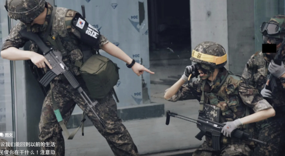 중국인들이 국군 전투복을 입고 역할극을 하고 있다. 더우인 캡처