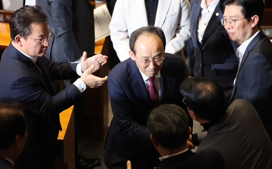 추경호 전 국민의힘 원내대표가 지난달 27일 서울 여의도 국회에서 자신의 체포동의안 표결 관련 신상발언을 마친 뒤 의원들과 악수하며 회의장을 떠나고 있다. 뉴스1