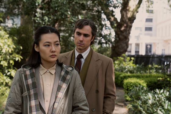 넷플릭스 오리지널 시리즈 '삼체' 속 한 장면. 문화대혁명으로 물리학 교수였던 아버지를 잃은 천체물리학자 예원제(왼쪽, 진 쳉)가 외계문명인 '삼체'와 접촉해 "이곳에 오십시오. 나는 당신들이 이 세계를 얻는 것을 돕겠습니다. 우리 문명은 이미 자신의 문제를 해결할 능력을 잃었습니다"라고 회신하며 벌어지는 이야기다. 사진 넷플릭스