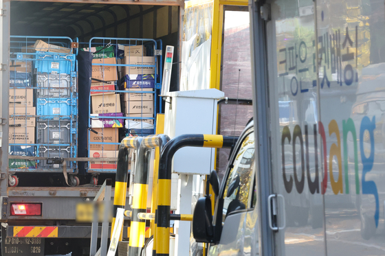 2일 서울 시내 한 쿠팡 물류센터의 배송 차량에 로켓프레시 가방 등 물품이 실려 있다. 연합뉴스