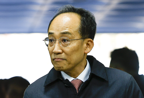 국회의 12· 3 비상계엄 해제 의결 방해 의혹을 받는 추경호 전 국민의힘 원내대표가 2일 서울 서초구 서울중앙지방법원에서 열린 영장실질심사에 출석하고 있다. 장진영 기자