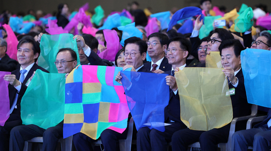이재명 대통령이 2일 경기도 고양시 킨텍스에서 열린 제22기 민주평화통일자문회의 출범식에서 참석자들과 함께 조각보를 흔들며 합창하고 있다. 대통령실사진기자단 경향 김창길