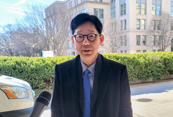 박윤주 외교부 1차관이 1일(현지시간) 워싱턴 DC 미 국무부 청사에서 크리스토퍼 랜도 미 국무부 부장관과 회담을 갖고 팩트시트 이행 방안을 논의한 뒤 취재진에게 회담 결과를 설명하고 있다. 연합뉴스