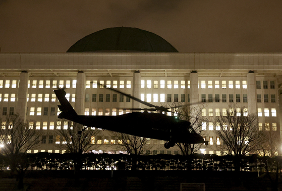 지난해 12월 3일 비상계엄 당시 서울 여의도 국회 운동장에 착륙하고 있는 계엄군이 탄 헬기. 전민규 기자.