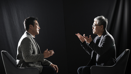서용주 맥 정치사회연구소장(왼쪽)과 장성철 공론센터 소장이 12·3 비상 계엄 1주년을 맞아 현 정국에 대한 의견을 교환하고 있다. 김경록 기자