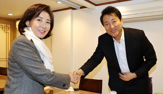 2023년 1월 16일 서울 중구의 한 음식점에서 만나 악수하고 있는 오세훈 서울시장과 나경원 의원. 뉴스1