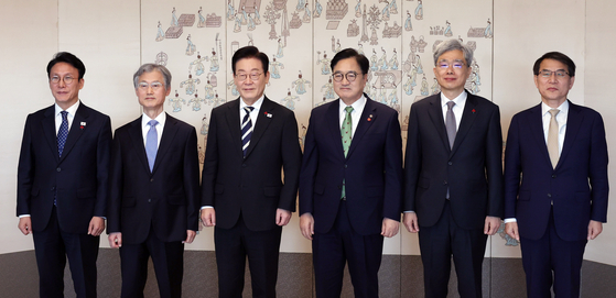 이재명 대통령이 3일 용산 대통령실에서 열린 5부 요인 초청 오찬 간담회에 앞서 기념촬영을 하고 있다. 왼쪽부터 김민석 국무총리, 조희대 대법원장, 이재명 대통령, 우원식 국회의장, 김상환 헌법재판소장, 노태악 중앙선거관리위원장. /2025.12.3. 대통령실사진기자단 한국경제 김범준 기자