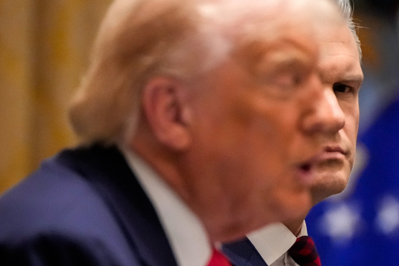 피트 헤그세스 미 국방장관이 2일(현지시간) 백악관에서 진행된 각료회의 도중 도널드 트럼프 대통령의 발언을 지켜보고 있다. AP=연합뉴스