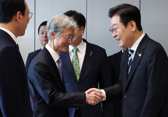 이재명 대통령이 3일 서울 용산 대통령실 청사에서 열린 5부 요인 초청 오찬에 입장하며 조희대 대법원장과 악수하고 있다. 대통령실사진기자단 한국경제 김범준 기자