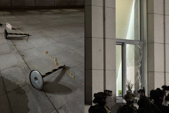 12.3 계엄 당시 국회 앞에서 군경들에게 저항한 시민 한성일(21)씨가 촬영한 사진. 진입 차단봉이 끊어지고(왼쪽) 계엄군에 의해 유리창이 깨져있다. 사진 한씨