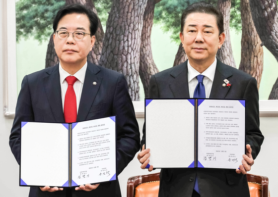 송언석 국민의힘 원내대표(왼쪽), 김병기 더불어민주당 원내대표가 2일 서울 여의도 국회에서 2026년도 예산안 처리를 위한 합의문에 서명을 마치고 기념촬영을 하고 있다.