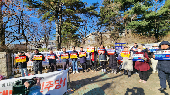 집회 참가자들이 국회의사당 앞에서 '대통령도 죄지으면 재판받아라'라고 쓰인 피켓을 들고 있다. 이규림 기자