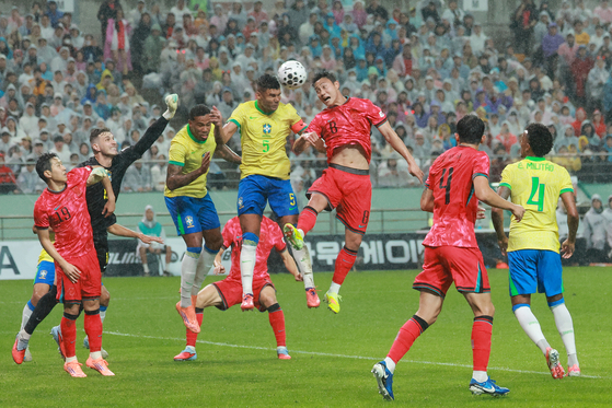 지난 10월 10일 서울 마포구 서울월드컵경기장에서 열린 한국과 브라질 축구 대표팀의 친선경기.   백승호가 코너킥 상황에서 브라질 카제미루와 공중볼을 다투고 있다. 연합뉴스