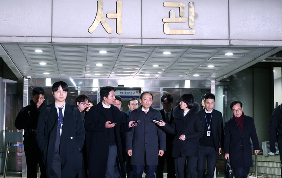 12·3 비상계엄 해제 요구안 표결 방해 의혹을 받는 추경호 전 국민의힘 원내대표가 지난 2일 밤 서울 서초구 서울중앙지방법원에서 열린 구속 전 피의자 심문(영장실질심사)을 받은 후 대기장소인 서울구치소로 향하고 있다. 뉴스1
