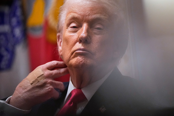 도널드 트럼프 미국 대통령이 2일(현지시간) 백악관에서 열린 각료회의에서 발언을 듣던 중 졸음을 참는 듯한 표정을 짓고 있다. AP=연합뉴스