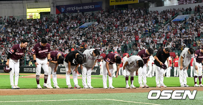 [OSEN=인천, 이대선 기자] SSG 랜더스는 31일 인천 SSG 랜더스필드에서 열린 2025 KBO리그 키움 히어로즈와의 경기에서 4-2로 승리했다.반면 7연패에 빠진 키움은 최하위에 머물렀다.경기 종료후 키움 선수들이 관중석을 향해 인사를 하고 있다. 2025.07.31 /sunday@osen.co.kr