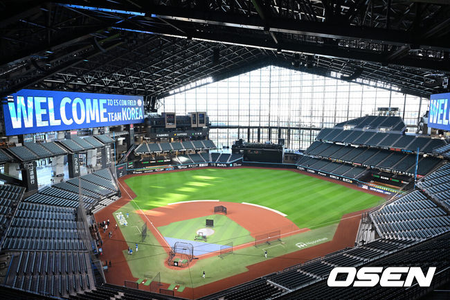 [OSEN=손용호 기자] 29일 일본 에스콘필드 홋카이도에서 ‘한일 드림 플레이어즈 게임’에 참가한 한국 선수들이 가볍게 몸을 풀었다. 이 게임은 한국과 일본 프로야구를 대표했던 스타들이 총출동해 양국의 우정을 이어간다. 에스콘필드 홋카이도. /spjj@osen.co.kr