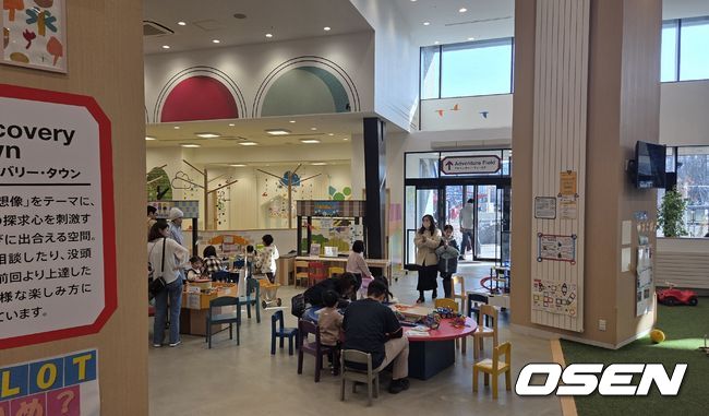 [OSEN=에스콘필드, 한용섭 기자]어린이를 동반한 가족 단위 관중들이 즐길 수 있는 대형 키즈카페. /orange@osen.co.kr