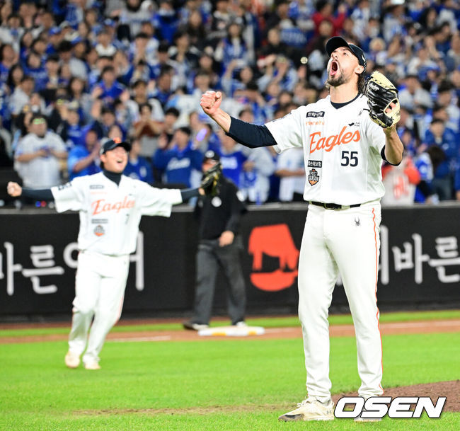 [OSEN=대전, 이대선 기자] 프로야구 한화 이글스는 24일 대전 한화생명볼파크에서 열린 2025 신한 SOL뱅크 KBO 플레이오프(5전 3선승제) 삼성 라이온즈와의 5차전에서 11-2 완승을 거뒀다.정규시즌 2위에 올라 플레이오프에 직행한 한화는 시리즈 전적 3승 2패로 한국시리즈행 티켓을 거머쥐었다. 2006년 이후 19년 만에 한국시리즈 진출이다. 반면 NC 다이노스와 와일드카드 결정전(1승 1패), SSG 랜더스와 준플레이오프(3승 1패)를 거쳐 플레이오프에 오른 4위 삼성은 투혼의 명승부에도 2년 연속 한국시리즈 진출이 좌절됐다.경기 종료 후 한화 와이스가 환호하고 있다. 2025.10.24 /sunday@osen.co.kr