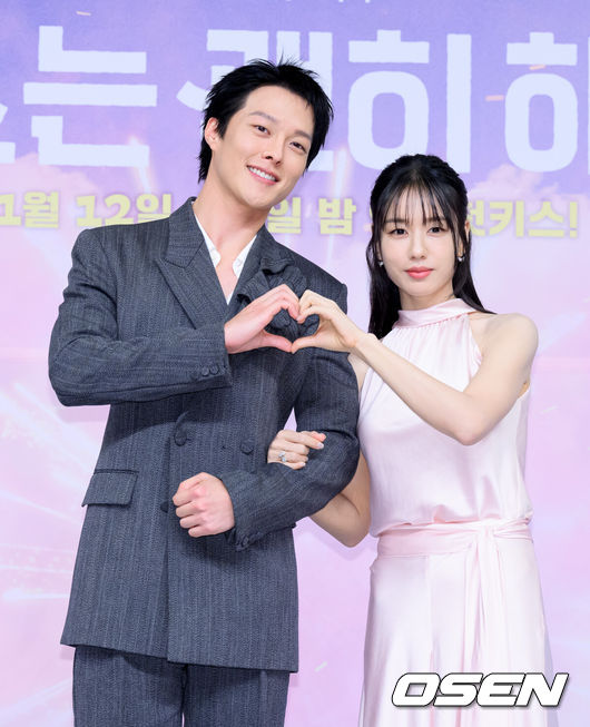 [OSEN=이대선 기자] 5일 오후 서울 목동 SBS에서 SBS새 수목드라마‘키스는 괜히 해서!’(극본 하윤아,태경민, 연출 김재현,김현우) 제작발표회가 열렸다.‘키스는 괜히 해서!’는 생계를 위해 애엄마로 위장취업한 싱글녀와 그녀를 사랑하게 된 팀장님의 쌍방 속앓이 로맨스로 오는 12일 오후9시 첫 방송된다.배우 장기용과 안은진이 포토타임을 가지고 있다. 2025.11.05 /sunday@osen.co.kr