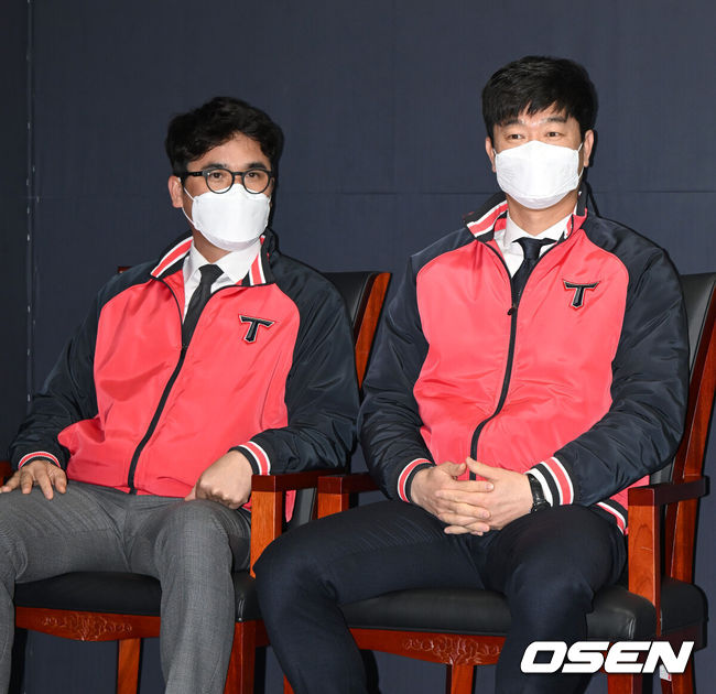 [OSEN=광주, 이대선 기자] 19일 오후 광주 기아챔피언스필드에서 자유계약선수(FA) 계약으로 팀에 합류한 나성범의 입단식이 열렸다.KIA 장정석 단장과 김종국 감독이 입단식에 참석하고 있다. 2022.01.19 /sunday@osen.co.kr