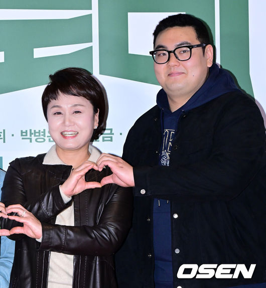 [OSEN=지형준 기자] 31일 오후 서울 잠실 롯데시네마 월드타워에서 영화 ‘로비’ VIP 시사회 포토월 행사가 열렸다.‘로비'는 연구밖에 모르던 스타트업 대표 창욱(하정우)이 4조 원의 국책사업을 따내기 위해 인생 첫로비골프를 시작하는 이야기. 오는 4월 2일 개봉.이경실, 손보승이 포토타임을 하고 있다. 2025.03.31 / jpnews@osen.co.kr