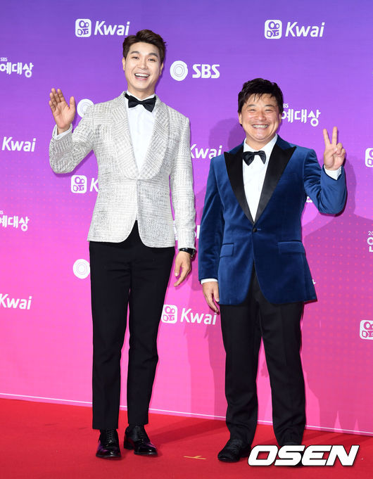 [OSEN=이대선 기자] 30일 오후 서울 상암동 SBS 프리즘 타워에서 '2017 SBS 연예대상' 레드카펫 행사가 열렸다.개그맨 박수홍, 윤정수가 레드카펫을 밟고 있다./sunday@osen.co.kr