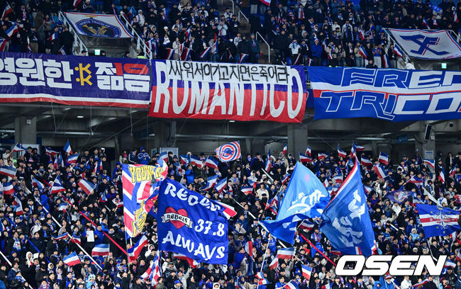 [OSEN=수원월드컵경기장, 최규한 기자] 3일 오후 경기도 수원월드컵경기장에서 ‘K리그 승강 플레이오프(PO)’1차전 수원 삼성과 제주 SK의 경기가 열렸다.K리그1 11위인 제주와 K리그2 2위인 수원의 격돌이다. 1부리그의 주인공을 정하는 이번승강 PO는 홈 앤드 어웨이 방식으로 치러진다. 3일 수원에서 1차전을 치른 뒤 7일 제주월드컵경기장으로 장소를 옮겨 2차전을 벌인다.경기를 앞두고 수원 홈 팬들이 응원을 펼치고 있다. 2025.12.03 / dreamer@osen.co.kr