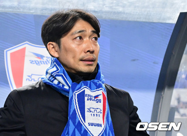 [OSEN=수원월드컵경기장, 최규한 기자] 3일 오후 경기도 수원월드컵경기장에서 ‘K리그 승강 플레이오프(PO)’1차전 수원 삼성과 제주 SK의 경기가 열렸다.K리그1 11위인 제주와 K리그2 2위인 수원의 격돌이다. 1부리그의 주인공을 정하는 이번승강 PO는 홈 앤드 어웨이 방식으로 치러진다. 3일 수원에서 1차전을 치른 뒤 7일 제주월드컵경기장으로 장소를 옮겨 2차전을 벌인다.경기를 앞두고 수원 변성환 감독이 피치를 바라보고 있다. 2025.12.03 / dreamer@osen.co.kr