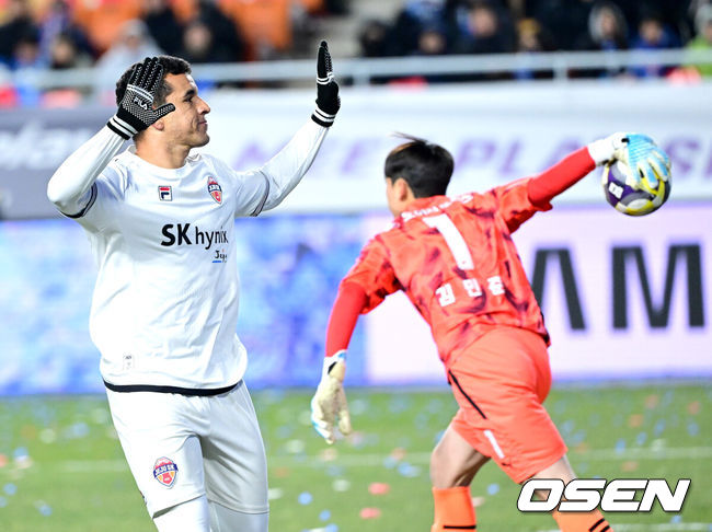 [OSEN=수원월드컵경기장, 최규한 기자] 3일 오후 경기도 수원월드컵경기장에서 ‘K리그 승강 플레이오프(PO)’1차전 수원 삼성과 제주 SK의 경기가 열렸다.K리그1 11위인 제주와 K리그2 2위인 수원의 격돌이다. 1부리그의 주인공을 정하는 이번승강 PO는 홈 앤드 어웨이 방식으로 치러진다. 3일 수원에서 1차전을 치른 뒤 7일 제주월드컵경기장으로 장소를 옮겨 2차전을 벌인다.후반 제주 유리 조나탄이 페널티킥 선제골을 작렬시킨 뒤 기뻐하고 있다. 2025.12.03 / dreamer@osen.co.kr