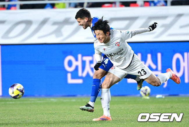 [OSEN=수원월드컵경기장, 최규한 기자] 3일 오후 경기도 수원월드컵경기장에서 ‘K리그 승강 플레이오프(PO)’1차전 수원 삼성과 제주 SK의 경기가 열렸다.K리그1 11위인 제주와 K리그2 2위인 수원의 격돌이다. 1부리그의 주인공을 정하는 이번승강 PO는 홈 앤드 어웨이 방식으로 치러진다. 3일 수원에서 1차전을 치른 뒤 7일 제주월드컵경기장으로 장소를 옮겨 2차전을 벌인다.전반 수원 브루노 실바와 임창우가 볼다툼을 벌이고 있다. 2025.12.03 / dreamer@osen.co.kr