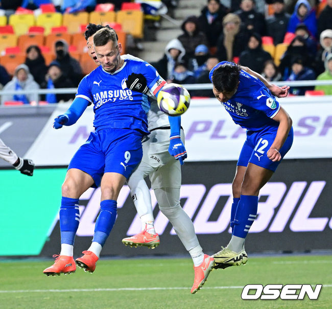 [OSEN=수원월드컵경기장, 최규한 기자] 3일 오후 경기도 수원월드컵경기장에서 ‘K리그 승강 플레이오프(PO)’1차전 수원 삼성과 제주 SK의 경기가 열렸다.K리그1 11위인 제주와 K리그2 2위인 수원의 격돌이다. 1부리그의 주인공을 정하는 이번승강 PO는 홈 앤드 어웨이 방식으로 치러진다. 3일 수원에서 1차전을 치른 뒤 7일 제주월드컵경기장으로 장소를 옮겨 2차전을 벌인다.전반 수원 일류첸코가 헤더슛을 시도하고 있다. 2025.12.03 / dreamer@osen.co.kr