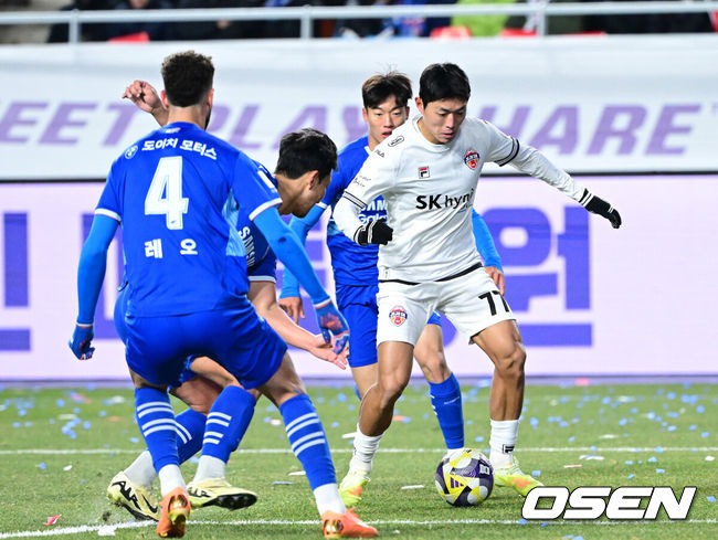 [OSEN=수원월드컵경기장, 최규한 기자] 3일 오후 경기도 수원월드컵경기장에서 ‘K리그 승강 플레이오프(PO)’1차전 수원 삼성과 제주 SK의 경기가 열렸다.K리그1 11위인 제주와 K리그2 2위인 수원의 격돌이다. 1부리그의 주인공을 정하는 이번승강 PO는 홈 앤드 어웨이 방식으로 치러진다. 3일 수원에서 1차전을 치른 뒤 7일 제주월드컵경기장으로 장소를 옮겨 2차전을 벌인다.후반 제주 김승섭이 돌파를 펼치고 있다. 2025.12.03 / dreamer@osen.co.kr